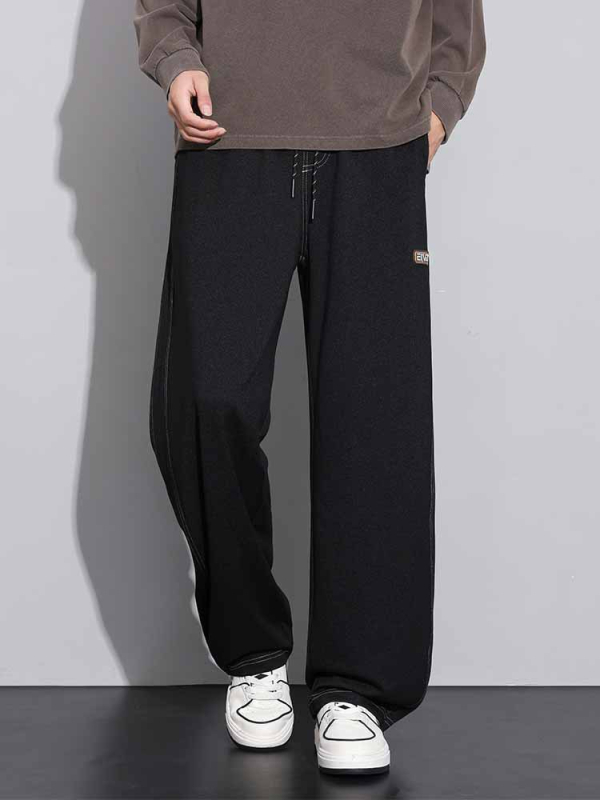 Sportske dnevne hlače, ravni kroj, zatvaranje šnirnom vezicom, poliester tkanina, tekstualni uzorak.