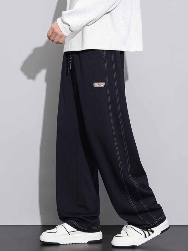 Sportske dnevne hlače, ravni kroj, zatvaranje šnirnom vezicom, poliester tkanina, tekstualni uzorak.