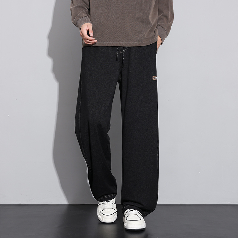 Sportske dnevne hlače, ravni kroj, zatvaranje šnirnom vezicom, poliester tkanina, tekstualni uzorak.