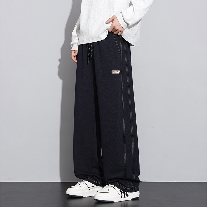 Sportske dnevne hlače, ravni kroj, zatvaranje šnirnom vezicom, poliester tkanina, tekstualni uzorak.