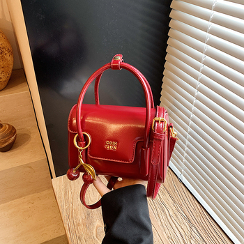 PU kožna torbica za rame – gradski minimalistički stil, otvaranje sa preklopom, kompaktni kvadratni oblik, džep za telefon