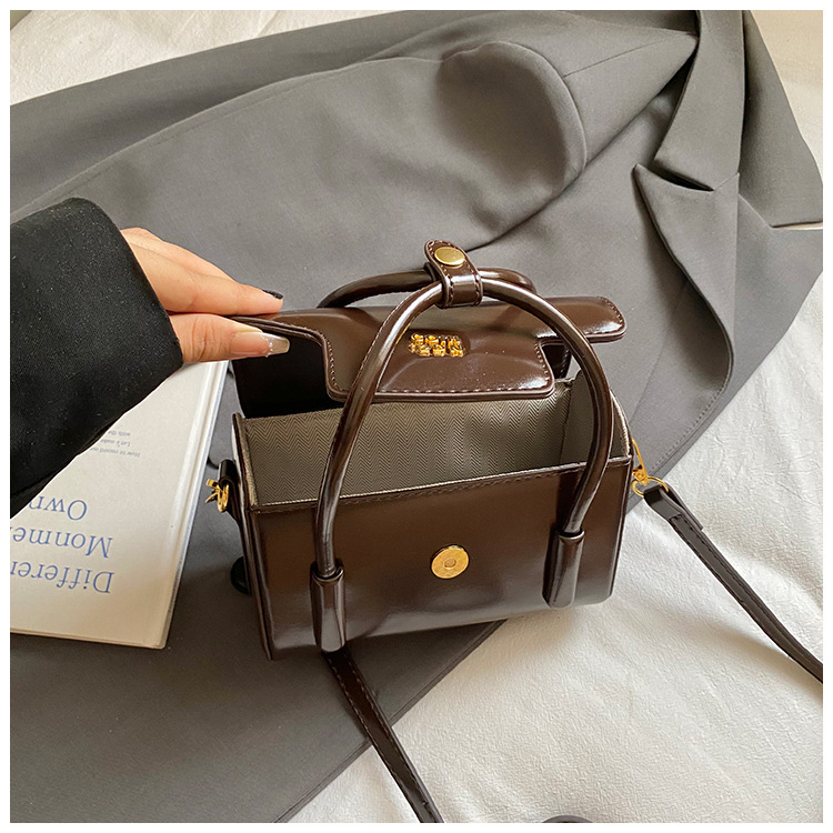 PU kožna torbica za rame – gradski minimalistički stil, otvaranje sa preklopom, kompaktni kvadratni oblik, džep za telefon