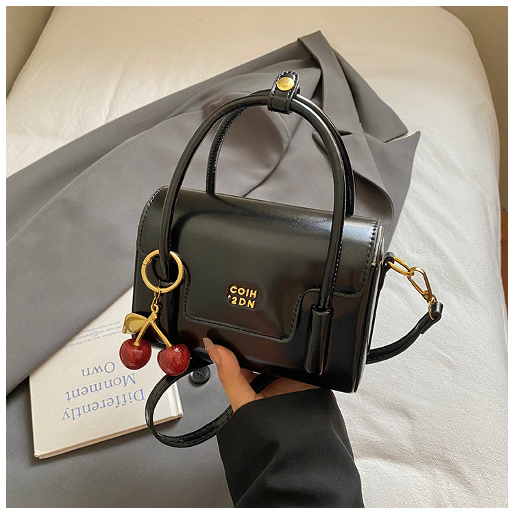 PU kožna torbica za rame – gradski minimalistički stil, otvaranje sa preklopom, kompaktni kvadratni oblik, džep za telefon