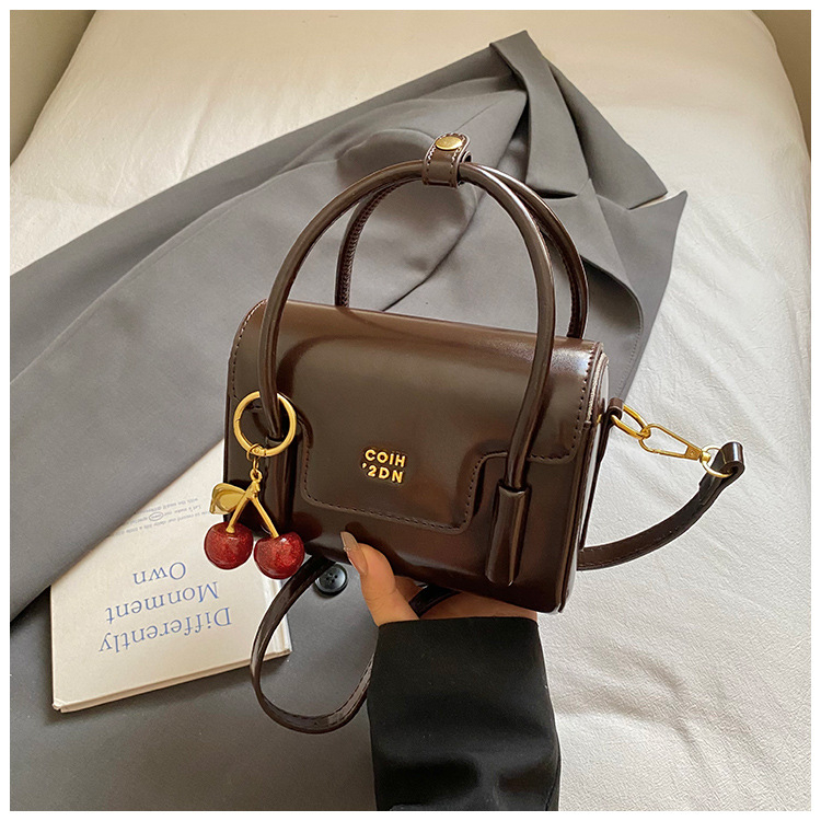 PU kožna torbica za rame – gradski minimalistički stil, otvaranje sa preklopom, kompaktni kvadratni oblik, džep za telefon