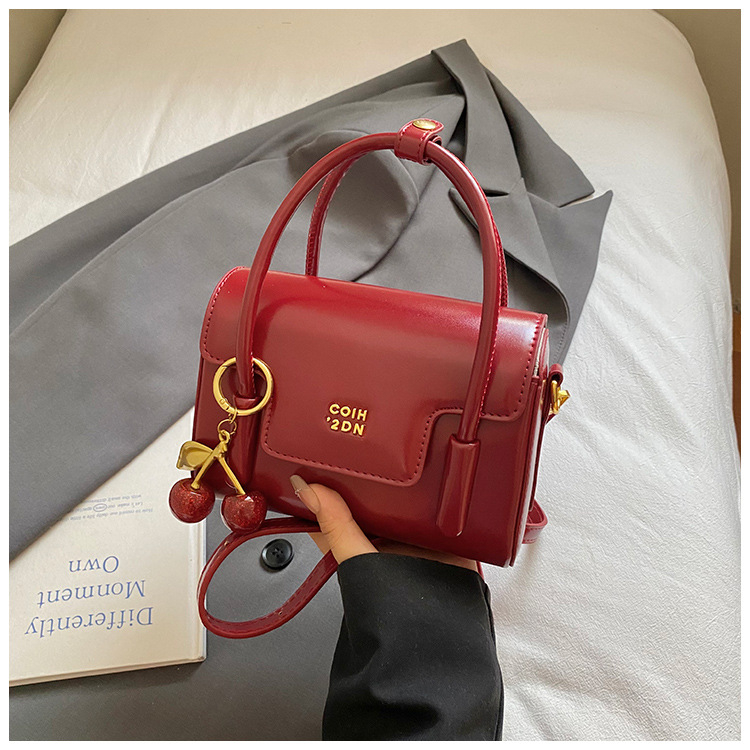 PU kožna torbica za rame – gradski minimalistički stil, otvaranje sa preklopom, kompaktni kvadratni oblik, džep za telefon