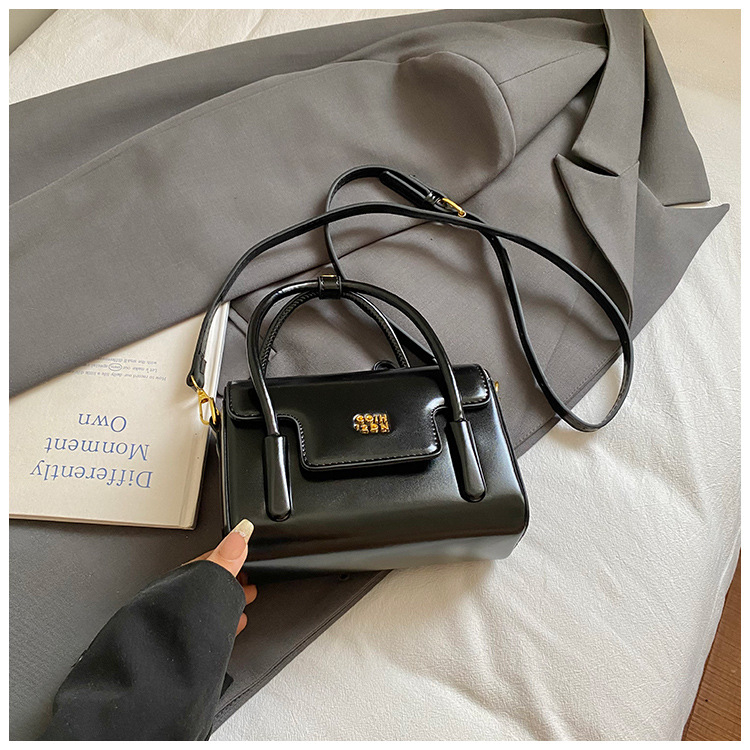 PU kožna torbica za rame – gradski minimalistički stil, otvaranje sa preklopom, kompaktni kvadratni oblik, džep za telefon