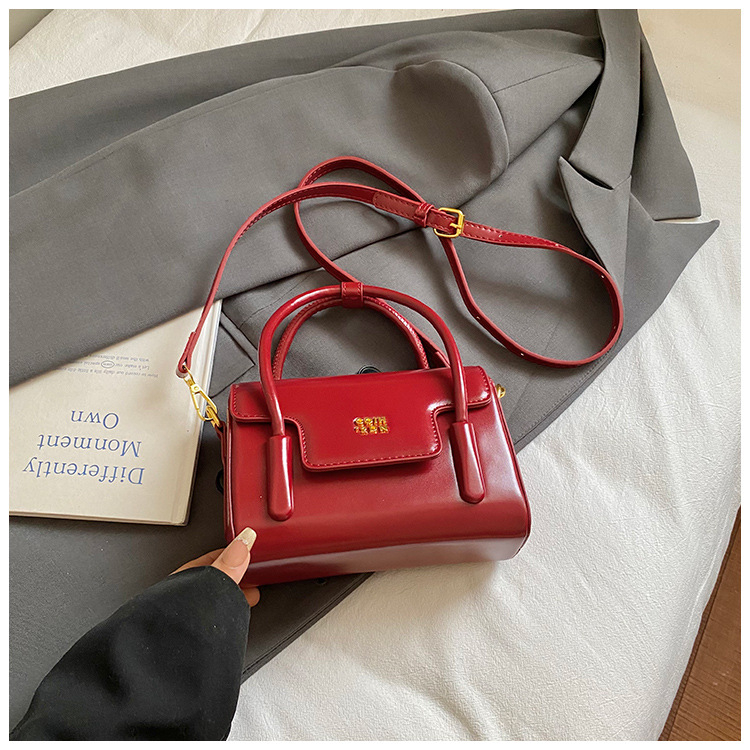 PU kožna torbica za rame – gradski minimalistički stil, otvaranje sa preklopom, kompaktni kvadratni oblik, džep za telefon