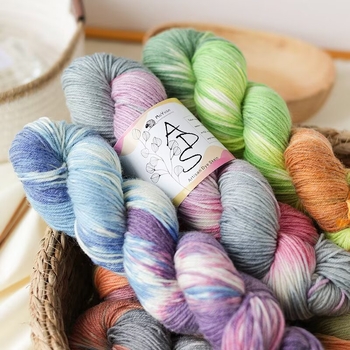 Pređa za kukičanje, u skeinu, ring-spun, ručno obojena vunena pređa za ručno pletenje