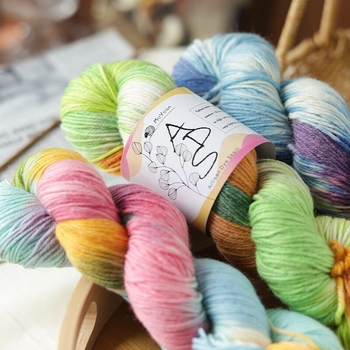 Pređa za kukičanje, u skeinu, ring-spun, ručno obojena vunena pređa za ručno pletenje