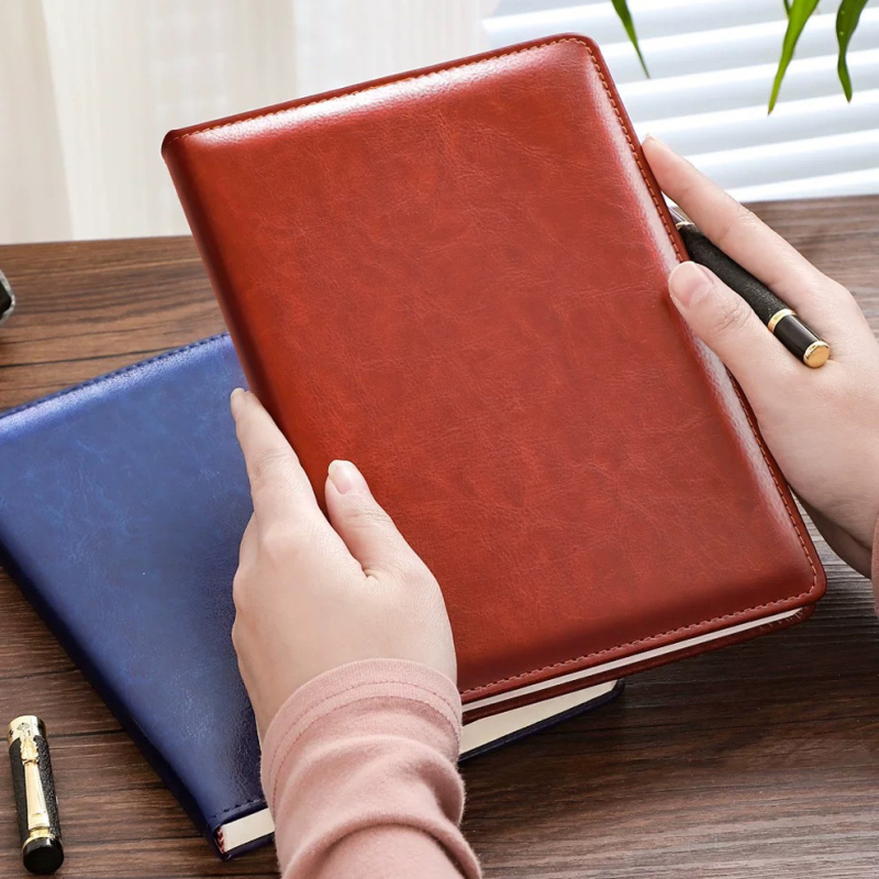 Zápisník Emma the bunny, PU obal, viazanie niťou, Dowling papier 80 g, biznis kancelársky štýl