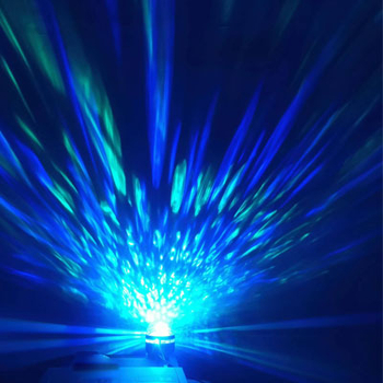 Q6 Projekčná Lampa s Hviezdnou Oblohou a Vzorom Vodných Vĺn — Stolná Romantická Nočná Lampa, Atmosféra so Severným Svetlom, Vstavaná Batéria