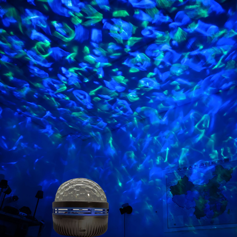 Q6 Projekčná Lampa s Hviezdnou Oblohou a Vzorom Vodných Vĺn — Stolná Romantická Nočná Lampa, Atmosféra so Severným Svetlom, Vstavaná Batéria