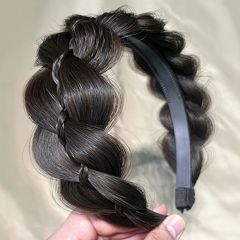 Perucă cu bandă pentru cap, împletitură în cinci șuvițe în formă de coastă de pește, lată și groasă, fibre rezistente la temperatură, lungime medie spre lungă, acoperă firele albe