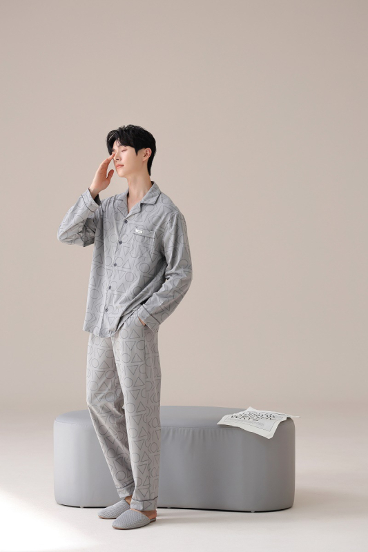 Pánska súprava na spanie z pletenej bavlny (90–95%), golier Turn-down, dlhé rukávy, dlhé nohavice