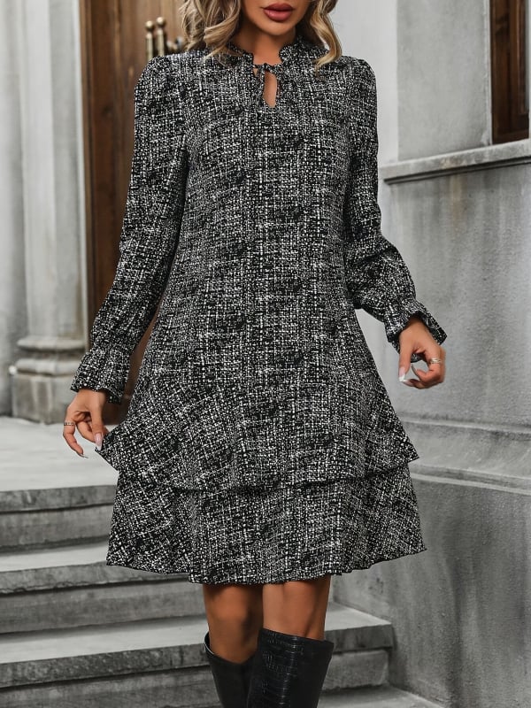 Polüestrist kleit trükiga, V-kaelus, pikad varrukad, vihmavarjeseelik.