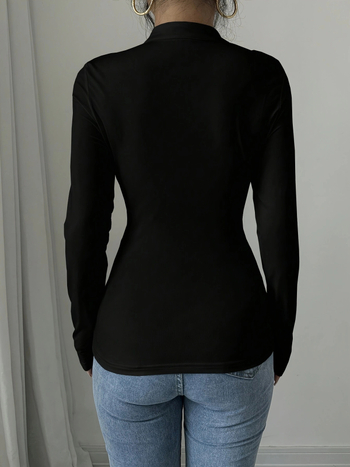 Naistele mõeldud kootud top kõrge krae ja kolme nupu plokiga, kitsas lõige, pikad varrukad, paks kangas, polüester/elastaan