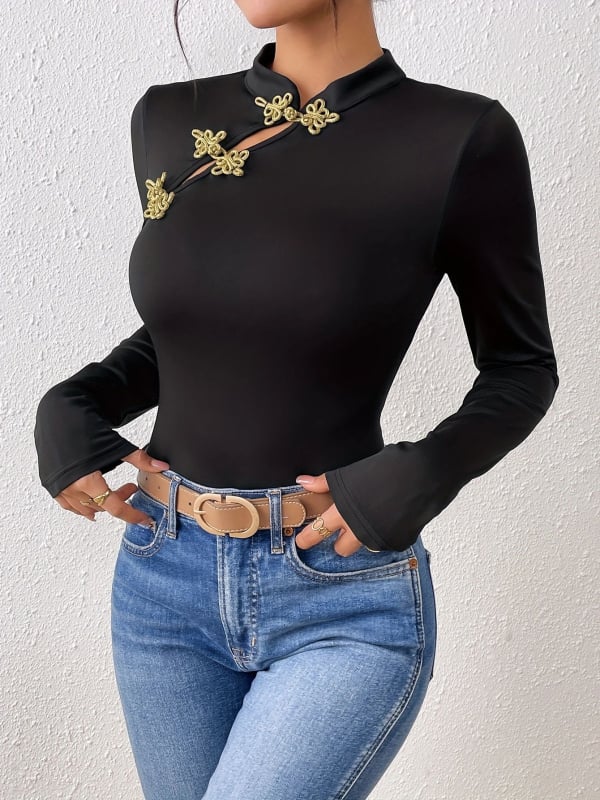 Naistele mõeldud kootud top kõrge krae ja kolme nupu plokiga, kitsas lõige, pikad varrukad, paks kangas, polüester/elastaan