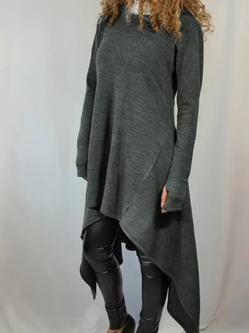 Kapuutsiga asümmeetriline kleit, keskmise pikkusega, pikad varrukad, puuvillale sarnane kangas, polüester-puuvillasegu (90–95% polüester, <30% puuvill) — igapäevane jaapani-korea stiil