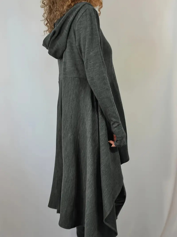 Kapuutsiga asümmeetriline kleit, keskmise pikkusega, pikad varrukad, puuvillale sarnane kangas, polüester-puuvillasegu (90–95% polüester, <30% puuvill) — igapäevane jaapani-korea stiil