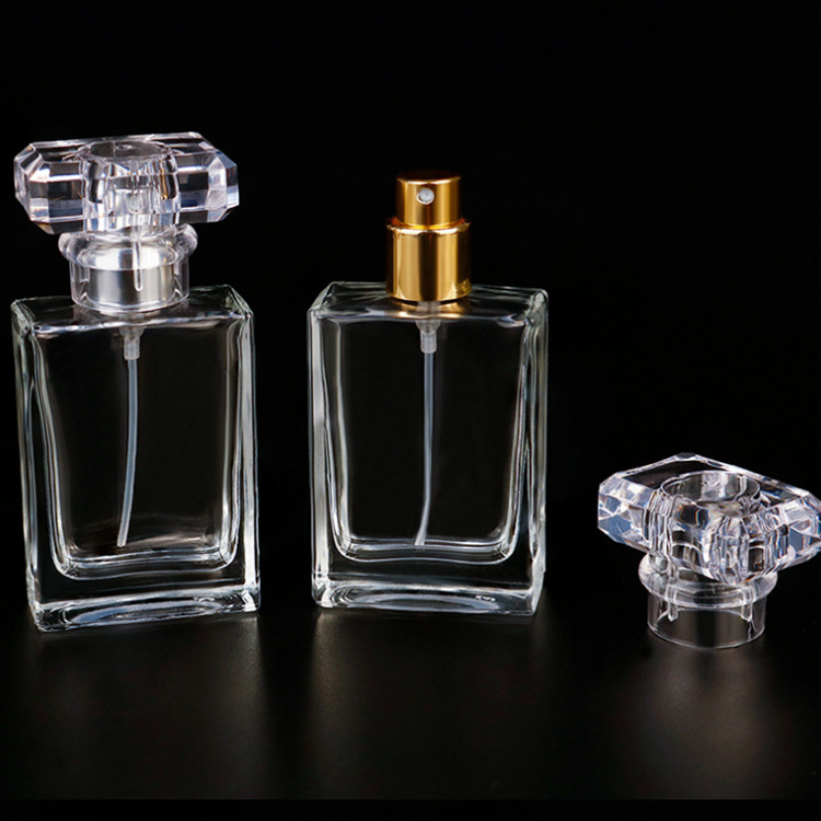 Parfüüri pudelite komplekt, puhutud klaas, hõbedase pihustiga ja akrüülkorgiga.