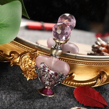 Kosmetička bočica za parfem, 5ML, luksuzna prijenosna retro europska bočica; materijali: legura + staklo + rhinestones; završna obrada: elektroplatiranje + lakiranje; pakiranje: neovisno pakiranje; razina pakiranja: tri sloja; model: 5ML