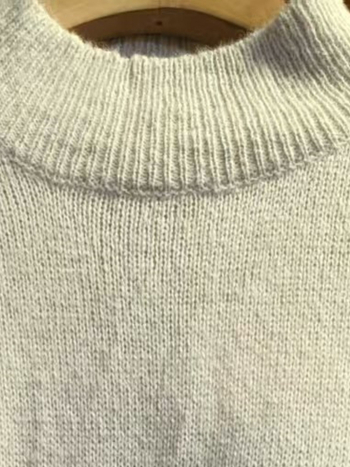 Dámsky pulóver s blokovým vzorom, stojatý golier, padnuté plecia, dlhé rukávy, polyester