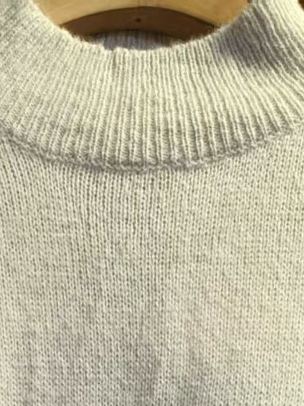 Dámsky pulóver s blokovým vzorom, stojatý golier, padnuté plecia, dlhé rukávy, polyester