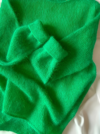 Polüesterkiududest kampsun, ümmarguse kaelusega, pikad varrukad, ühtne muster, keskmise paksusega, sügis 2025