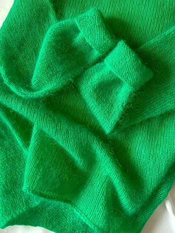 Polüesterkiududest kampsun, ümmarguse kaelusega, pikad varrukad, ühtne muster, keskmise paksusega, sügis 2025