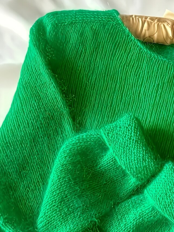 Polüesterkiududest kampsun, ümmarguse kaelusega, pikad varrukad, ühtne muster, keskmise paksusega, sügis 2025