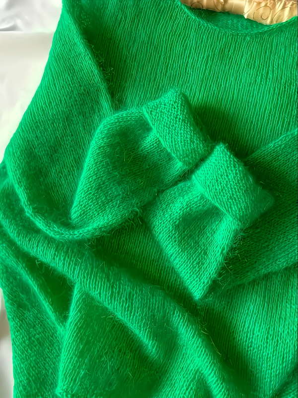 Polüesterkiududest kampsun, ümmarguse kaelusega, pikad varrukad, ühtne muster, keskmise paksusega, sügis 2025