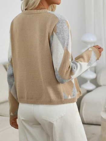 Pleteni kardigan s dijamantnim uzorkom, gusta tekstura, okrugli izrez, dugački rukavi, patchwork detalj