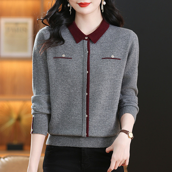 Ženský vlnený sveter s patchwork dizajnom farieb a štvorcovým golierom, dlhé rukávy, pravidelná dĺžka, 95% vlna