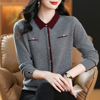 Ženský vlnený sveter s patchwork dizajnom farieb a štvorcovým golierom, dlhé rukávy, pravidelná dĺžka, 95% vlna