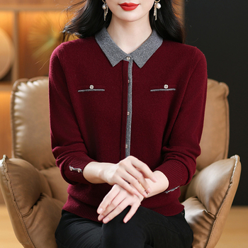 Ženský vlnený sveter s patchwork dizajnom farieb a štvorcovým golierom, dlhé rukávy, pravidelná dĺžka, 95% vlna