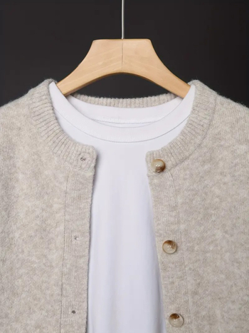 Naiste kudumiskardigan, kirjanduslik retro stiil, ümmargune kaelus, pikad varrukad, regulaarne pikkus, ühe rea nupudega