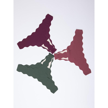 Tangá spodná bielizeň s vlnitým lemom, mäkká a priedušná; nízky pás; U-tvar dizajn; 100% hlavný materiál.