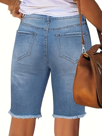 Ženske traperice srednje duljine, visokim strukom, elastične, naglašavaju siluetu, rubovi s friziranim završetkom