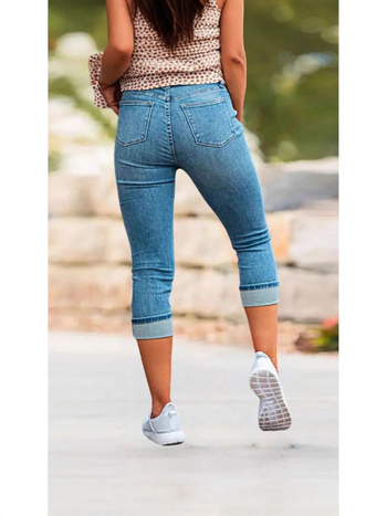 Denim teksad, kitsas lõige, keskmine talje, capri pikkus, kerge elastus, pestud viimistlus