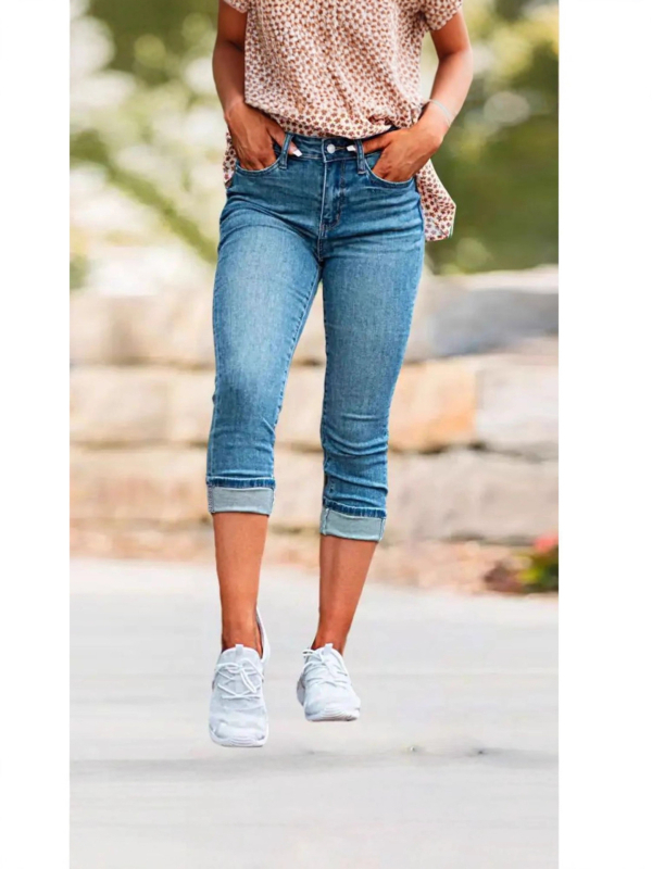 Denim teksad, kitsas lõige, keskmine talje, capri pikkus, kerge elastus, pestud viimistlus