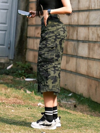 Farkud lühikese säärega laia lõikega, keskne vöökoht, vaba lõige, suured taskud