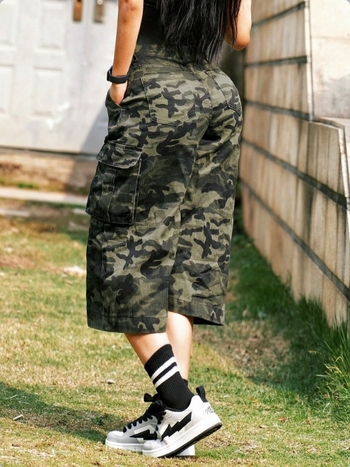 Farkud lühikese säärega laia lõikega, keskne vöökoht, vaba lõige, suured taskud