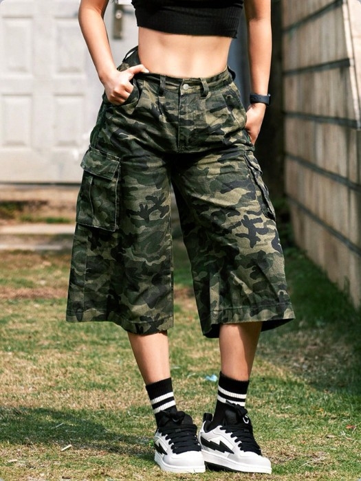 Farkud lühikese säärega laia lõikega, keskne vöökoht, vaba lõige, suured taskud