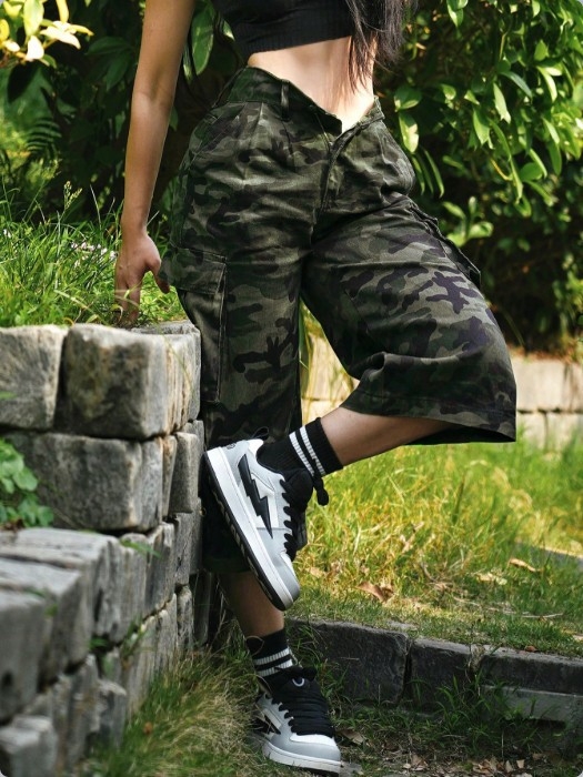 Farkud lühikese säärega laia lõikega, keskne vöökoht, vaba lõige, suured taskud