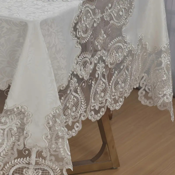 Poliester stolnjak, pravokutnog oblika, francuskog stila, geometrijski uzorak; protuklizni, otporan na prašinu i dekorativan.