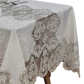 Poliester stolnjak, pravokutnog oblika, francuskog stila, geometrijski uzorak; protuklizni, otporan na prašinu i dekorativan.