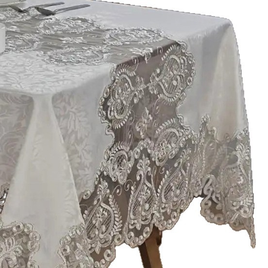 Poliester stolnjak, pravokutnog oblika, francuskog stila, geometrijski uzorak; protuklizni, otporan na prašinu i dekorativan.