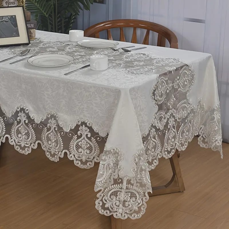 Poliester stolnjak, pravokutnog oblika, francuskog stila, geometrijski uzorak; protuklizni, otporan na prašinu i dekorativan.