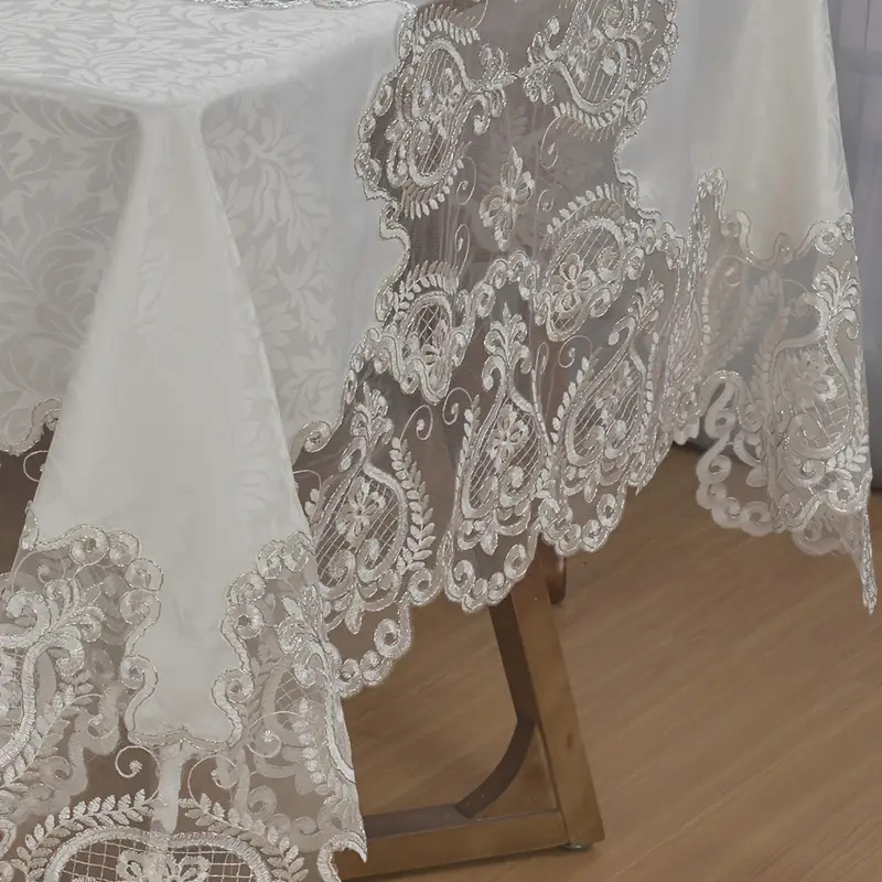 Poliester stolnjak, pravokutnog oblika, francuskog stila, geometrijski uzorak; protuklizni, otporan na prašinu i dekorativan.