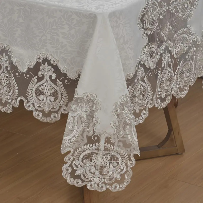 Poliester stolnjak, pravokutnog oblika, francuskog stila, geometrijski uzorak; protuklizni, otporan na prašinu i dekorativan.